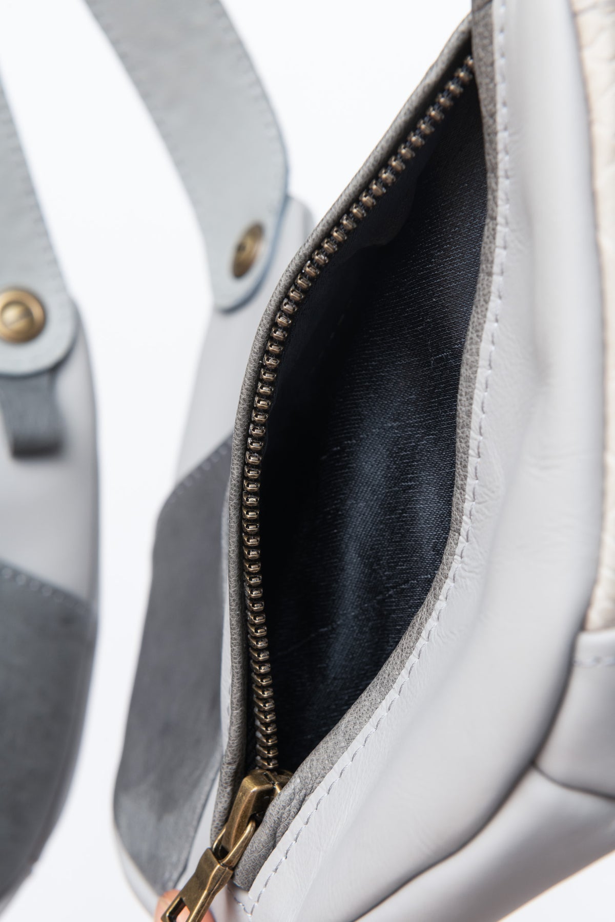 gray cobra balance bag 4.0 contrast leather, inside pocket