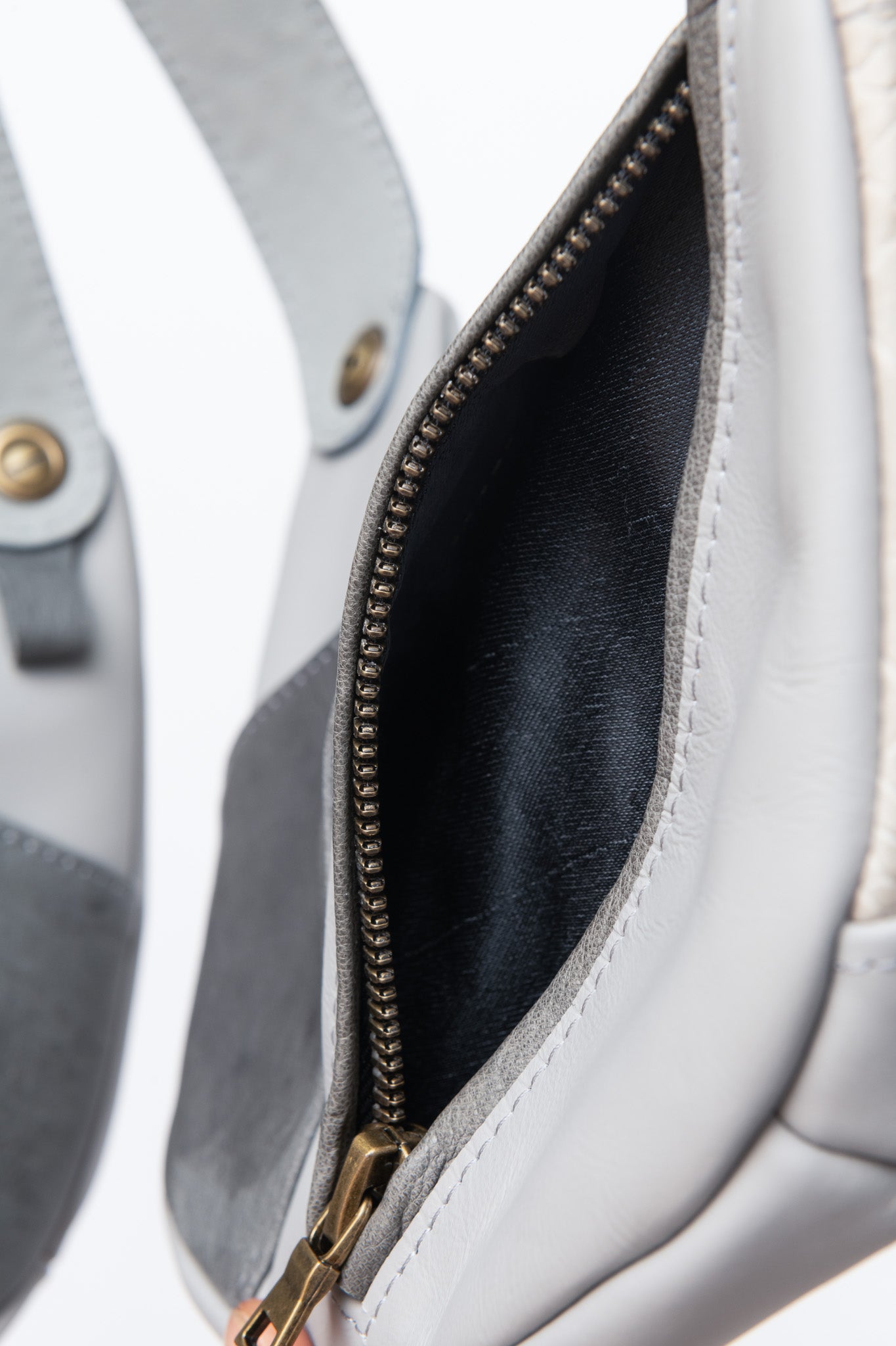 gray cobra balance bag 4.0 contrast leather, inside pocket