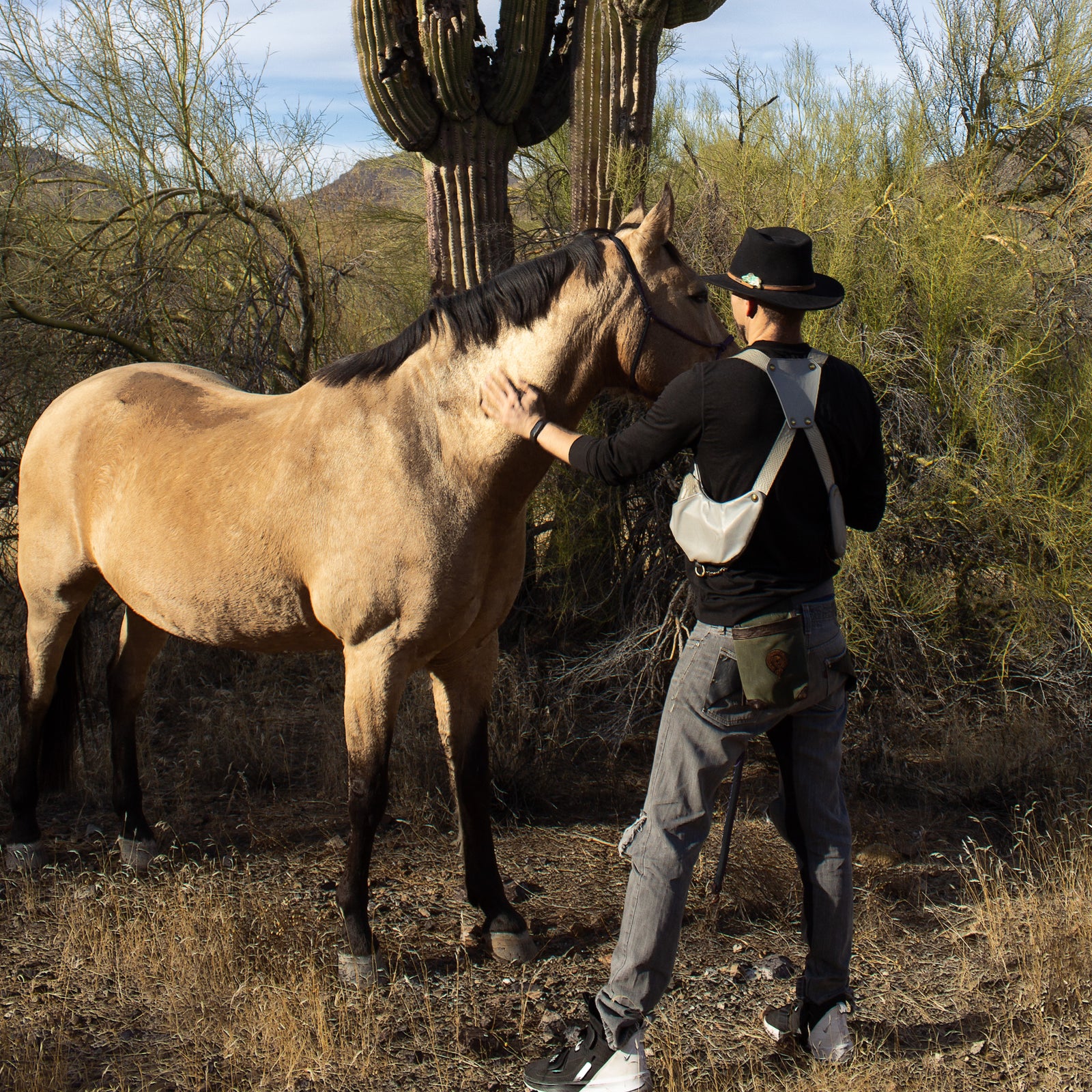 gray cobra balance bag 4.0 contrast leather, with horse, model 6'2"